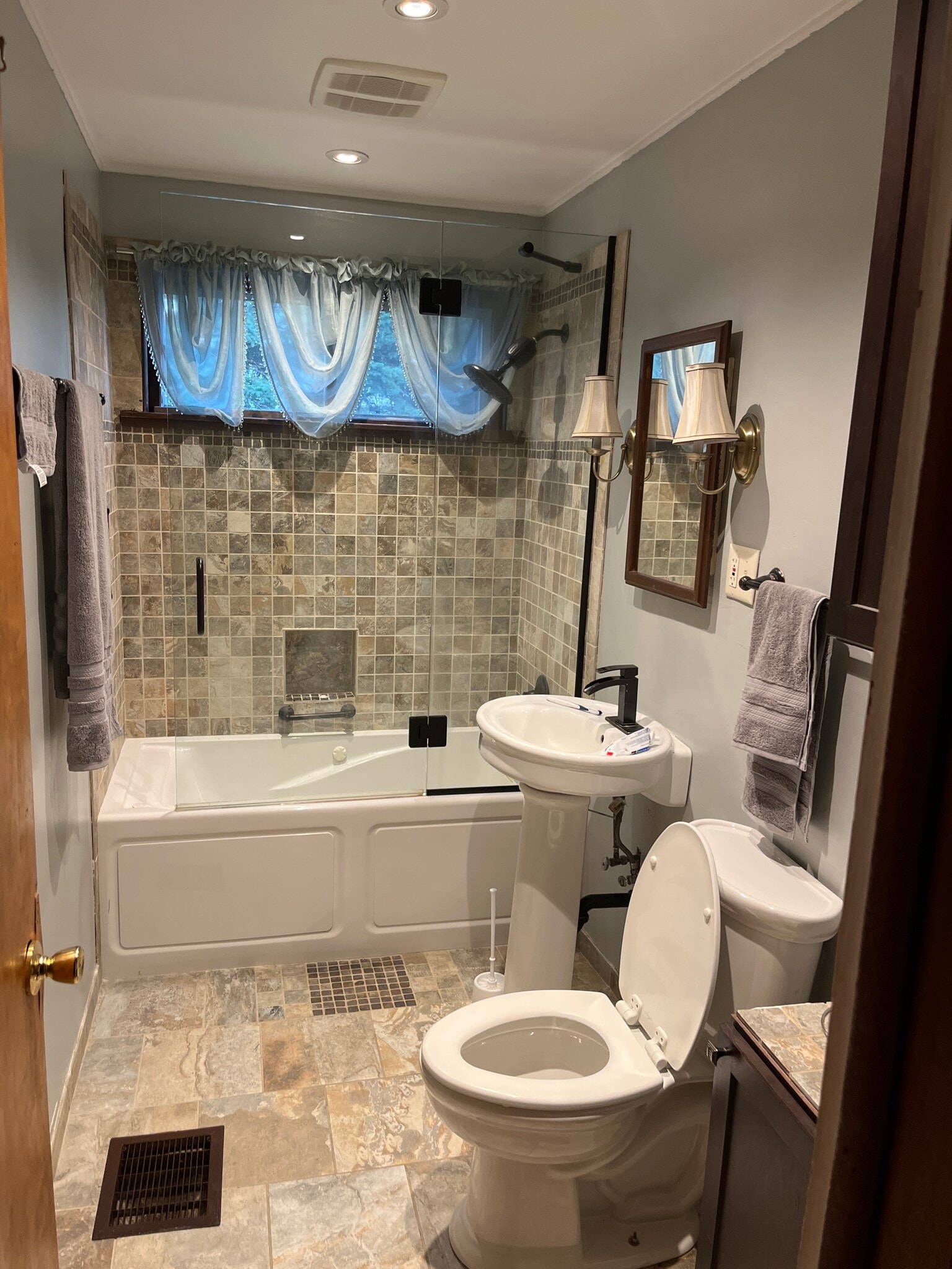 Full Bathroom - 1356 Acton Rd