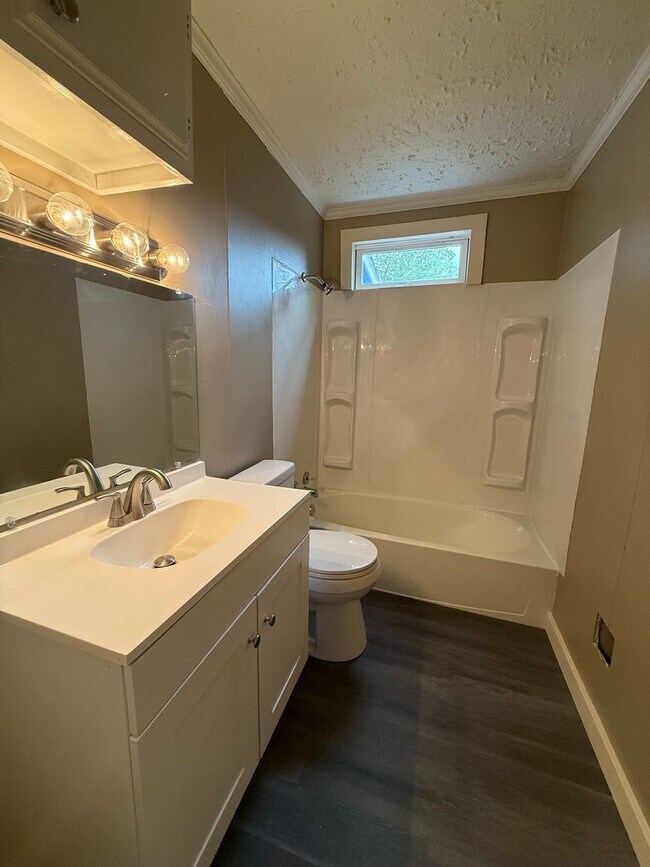 Building Photo - Charming 2-Bedroom Duplex in a Convenient Location!