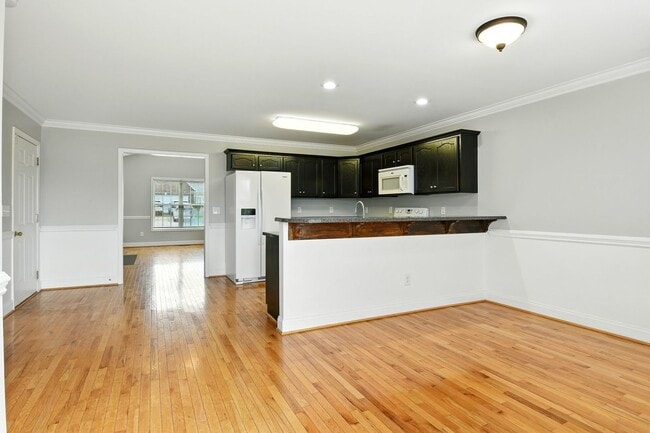 Building Photo - Charming 3BR Brick Home with Private Yard ...