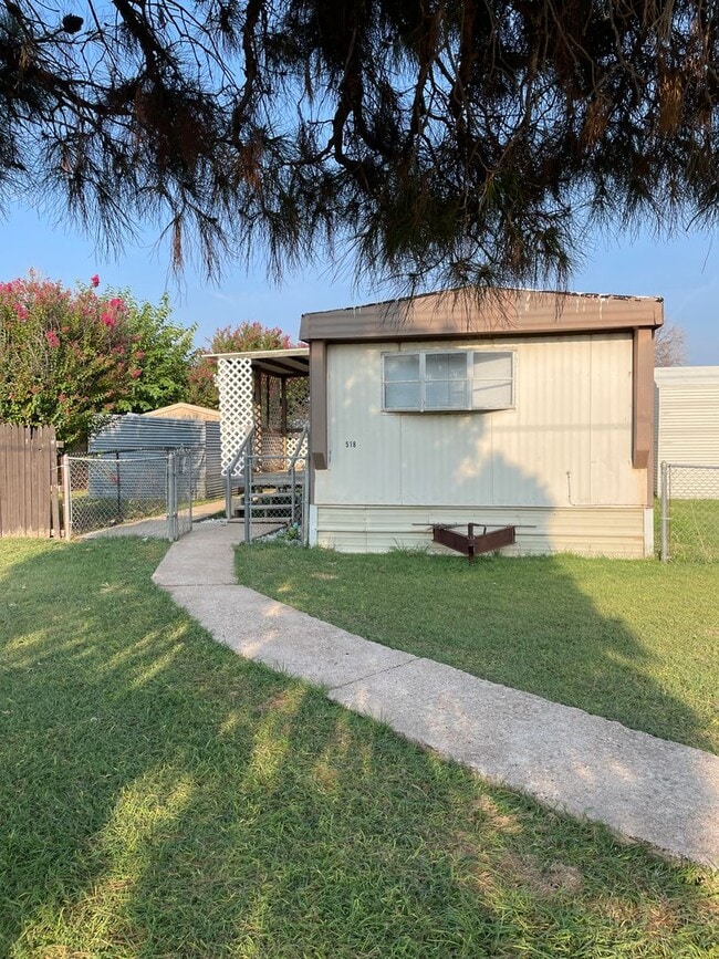 Building Photo - 2 bed 1 bath trailer house