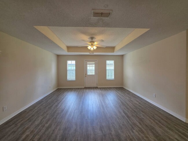 Building Photo - 3BR/2BA home with 2 car garage and privacy...