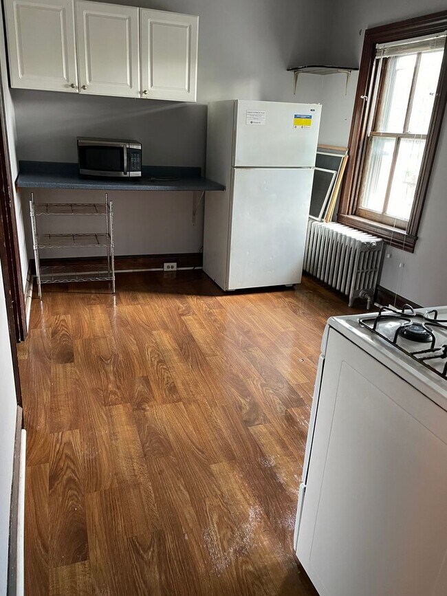 Building Photo - 230 W James St