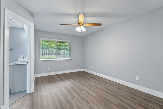 Building Photo - Beautiful 3 bedroom, 2 bathroom home in East Austin!!!