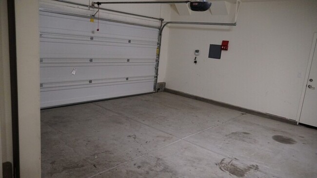 Building Photo - Beautiful 3 Bed, 2.5 Bath in Desirable Dia...