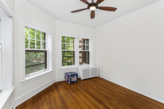 Building Photo - 834 Hinman Ave
