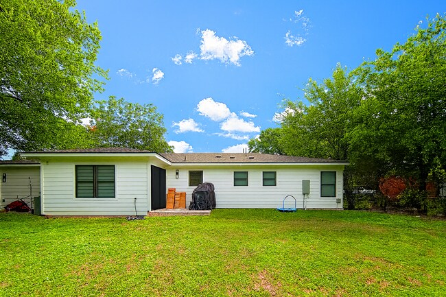 Building Photo - 6202 Brookside Dr