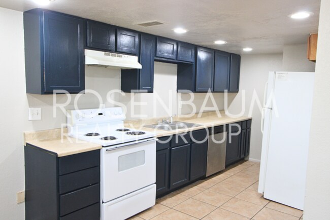 Building Photo - Charming 2-bedrooms, 1-bath townhome in Ph...