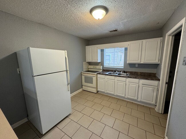 Building Photo - 2238-2240 Barnor Dr