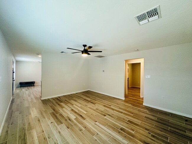 Building Photo - $500 OFF New Year Special! 2 Bedroom + 2 B...