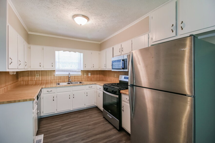 Building Photo - 9227 Chestnut Lake Dr