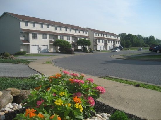 Building Photo - End Unit 2 Bedroom