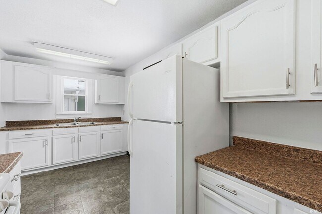 Building Photo - 3 bedroom available for immediate move i!