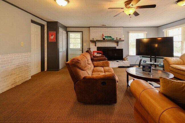 Building Photo - 1380 Ivywood Dr