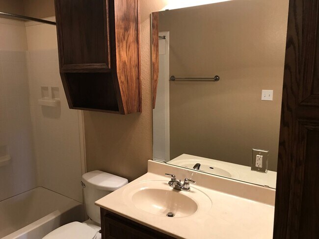 Building Photo - 2 Bedroom | 2 Bath  Located off Clear Creek Road in Killeen.