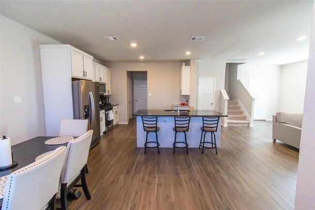 Building Photo - 2221 Middle Rdg Dr