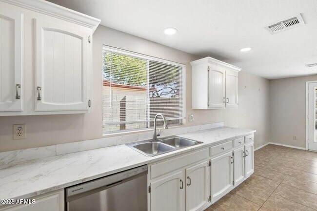 Building Photo - 1525 W El Alba Way