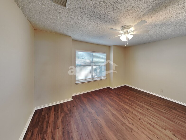 Building Photo - 9307 Sunlit Pt