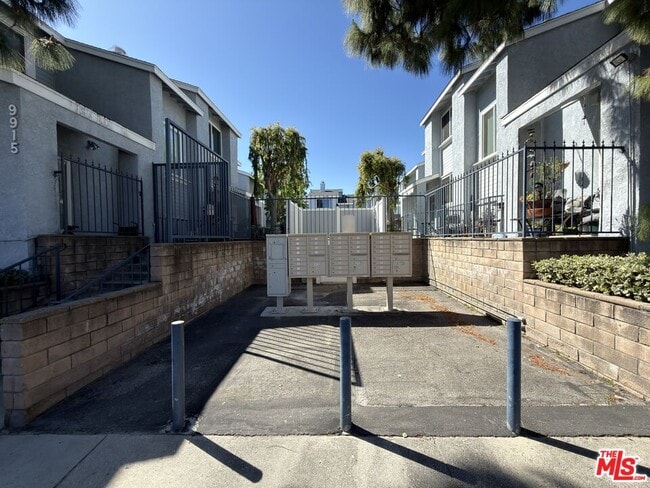 Building Photo - 9915 Variel Ave