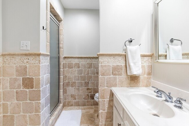 Building Photo - 623 Hickory Ridge Dr