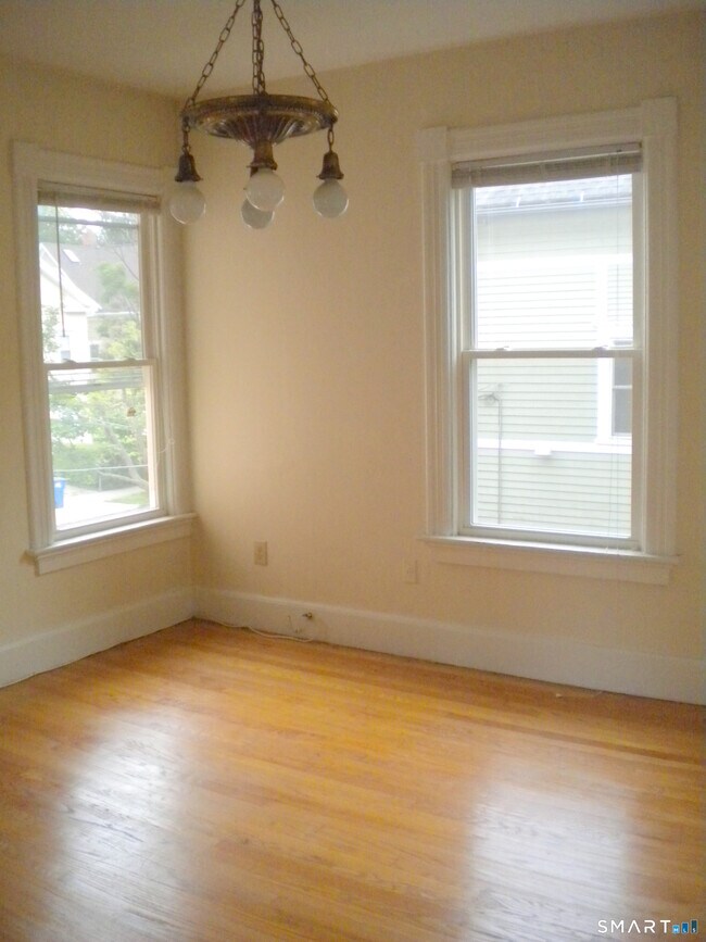 Building Photo - 118 Lawrence St