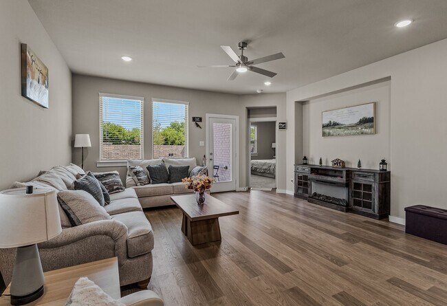 Building Photo - 706 Melody Hl Dr