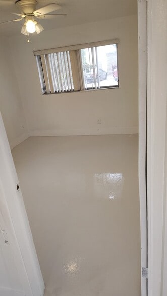 Building Photo - 1940 NE 2nd Ter