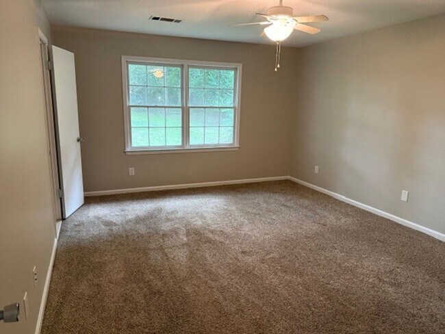 Building Photo - Nice 3 Bed 2 Bath Available Now!