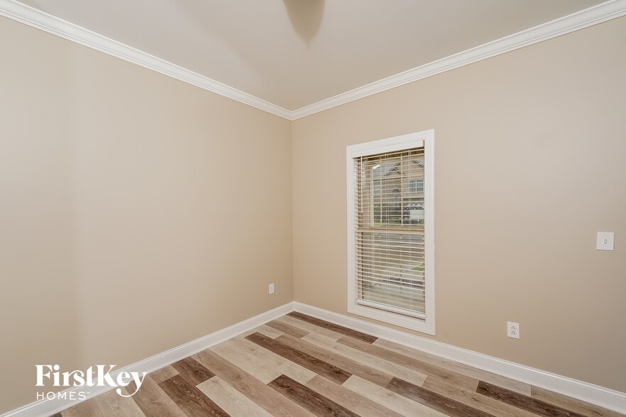 Building Photo - 145 Pine Ct