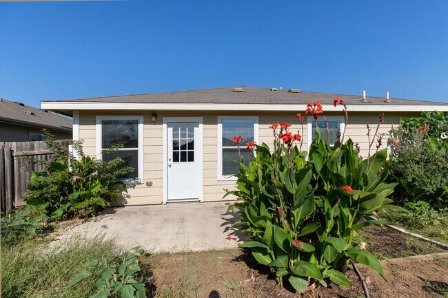 Building Photo - Updated 4/BR 2/BA Home Minutes from Downtown!