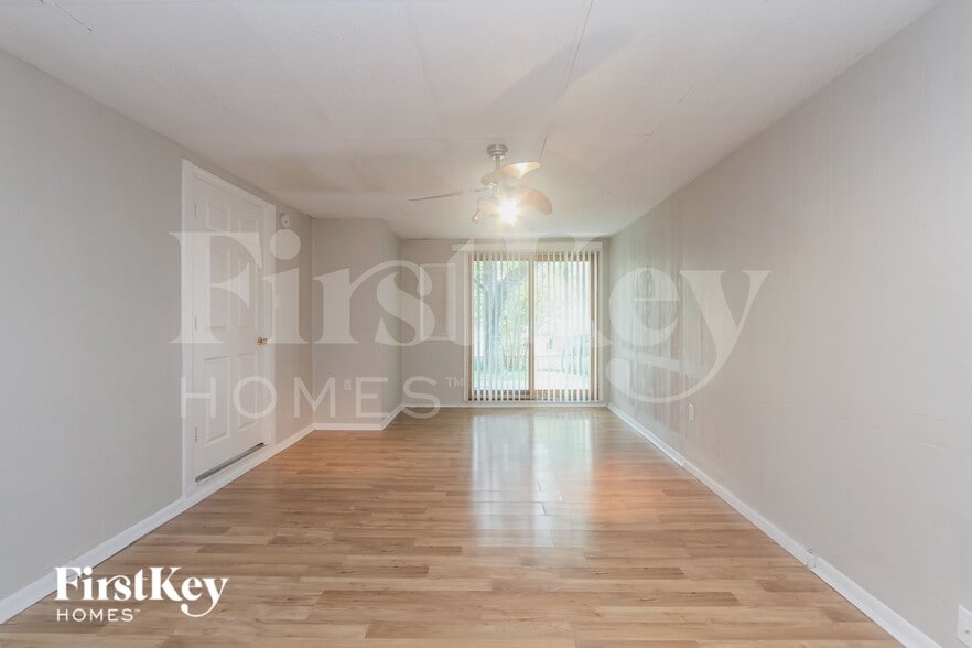 Building Photo - 221 Grovewood Dr
