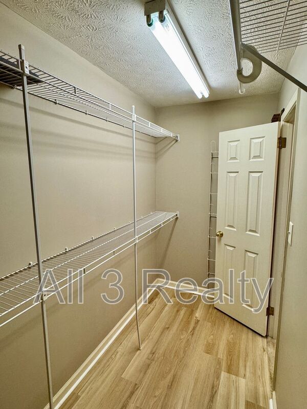 Building Photo - 6008 Woodrun Ct