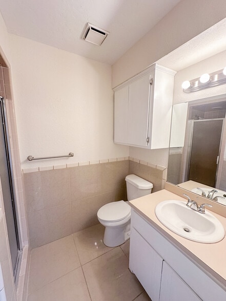 Building Photo - 2711 NE Euclid Ave