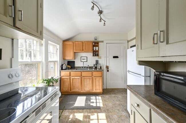 Building Photo - 1619 E Newton Ave