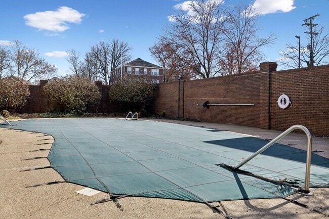 Building Photo - West End Condo - ONE MONTH FREE RENT - CAL...