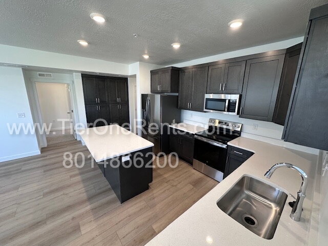 Building Photo - Move-in special:  First month's rent free!