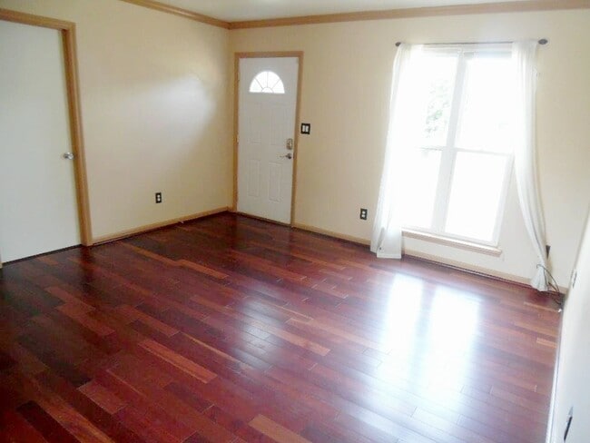 Building Photo - Great Curb Appeal, Location, and Price!