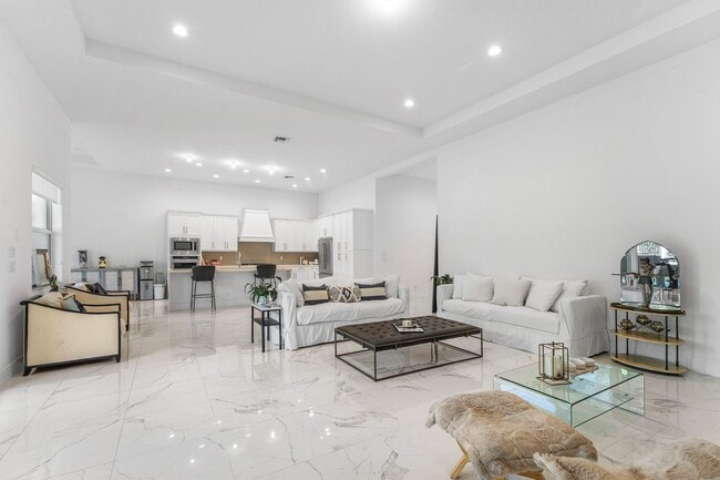 Building Photo - 9256 Crestview Cir