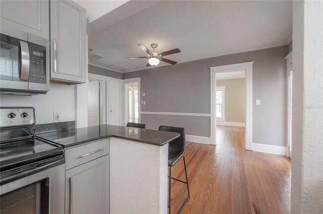 Building Photo - 2517 Oakdale St S