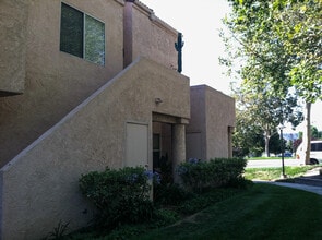 Building Photo - Charming 2-Bedroom Upper Unit Condo with Community Amenities in Newhall!