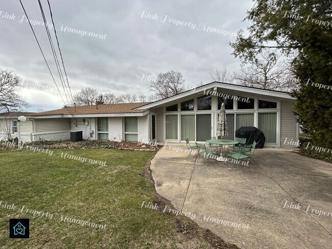 Building Photo - 9316 Southworth Ave
