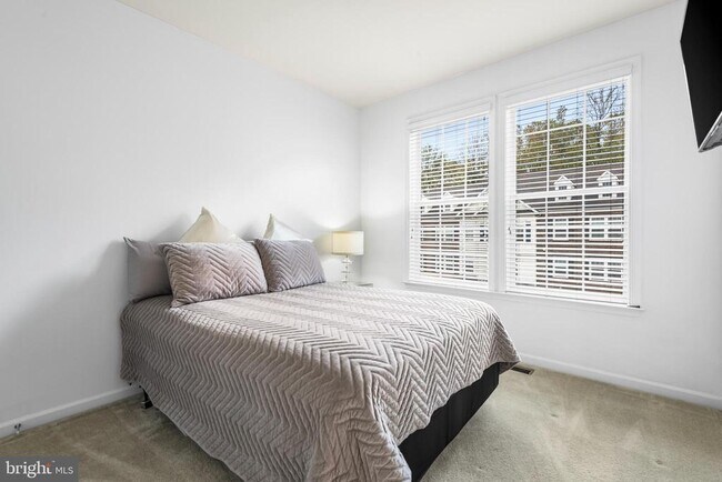 Building Photo - 5000 Forest Pines Dr