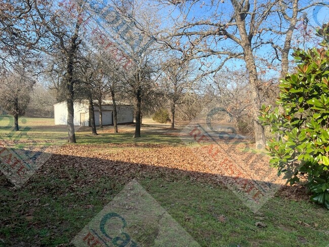 Building Photo - Country Beauty