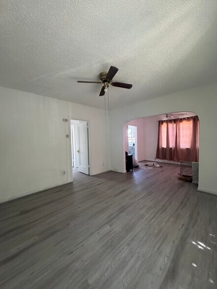 Building Photo - 5031 Romaine St