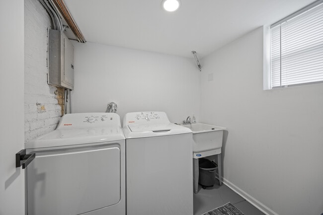 Building Photo - 2148 W Belle Plaine Ave