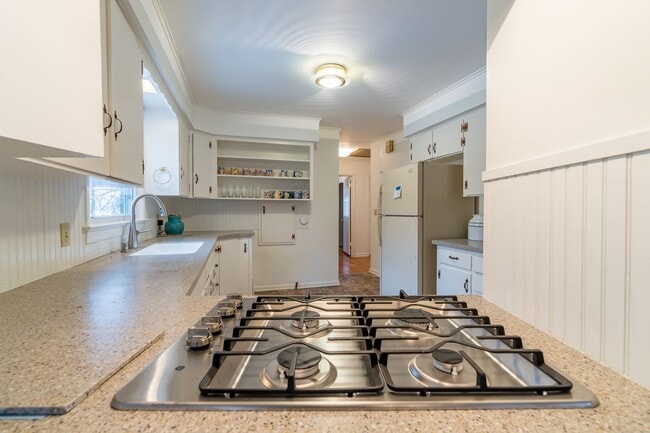 Building Photo - Adorable 3BR home on 1.65 Acre Park-Like S...