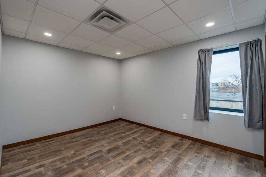 Bedroom - 513 N Riverfront Dr