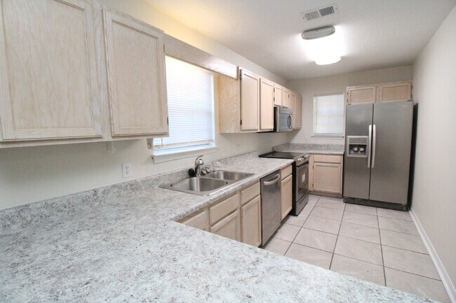 Building Photo - Northeast Pensacola 2BR, 2BA End-Unit Townhome Near Davis Hwy & UWF with Stainless Appliances, Fe...
