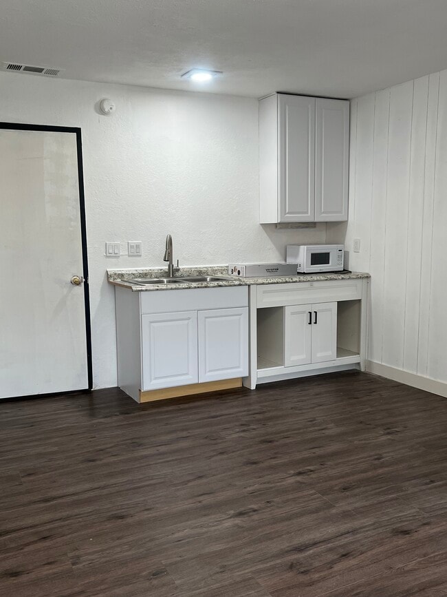 Building Photo - 27161 Royce Ln