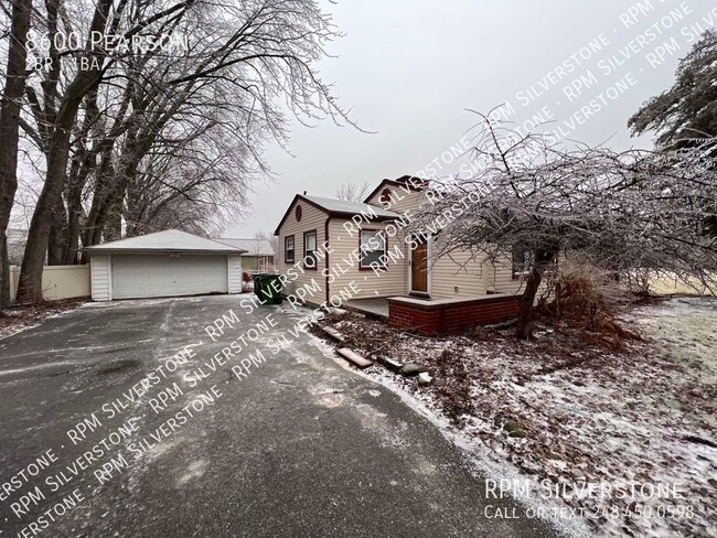 Building Photo - Spacious 2-bedroom