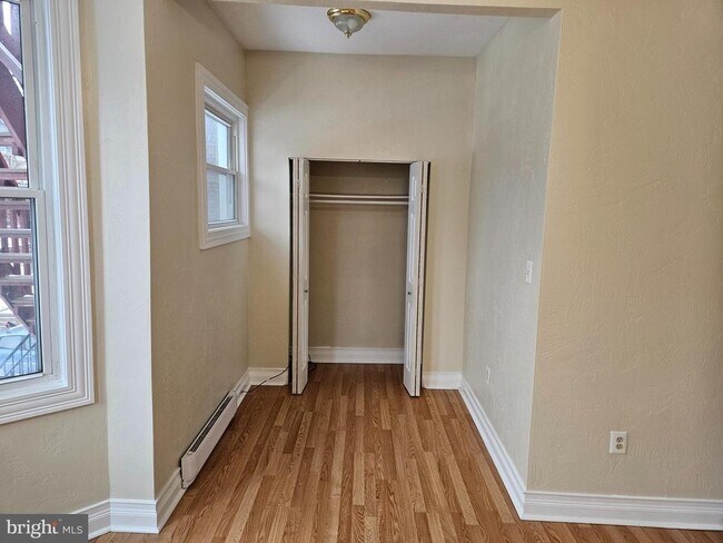 Building Photo - 246 S St Clair St